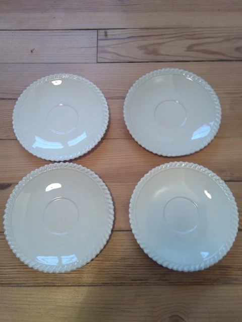 4 assiettes à dessert en faïence fine blanche festonnée