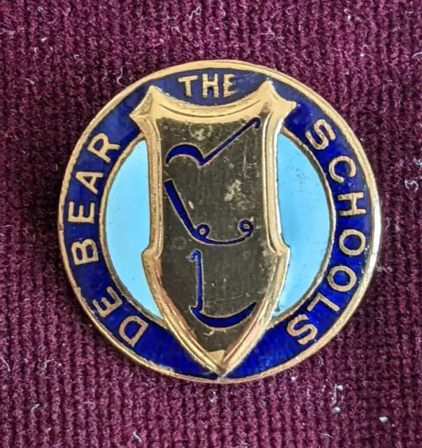 Vintage De Bear The Schools Enamel Pin Badge - Shorthand School