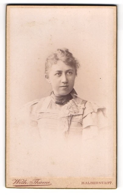 Fotografie Wilh. Thieme, Halberstadt, Junge Dame im modischen Kleid