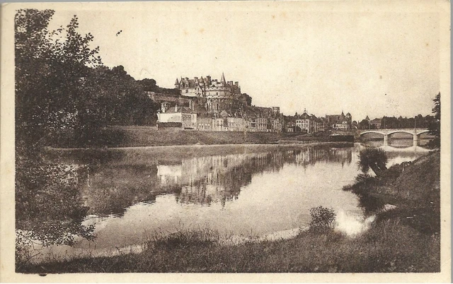 CPA  Amboise " Vue générale vers le château et la Loire "