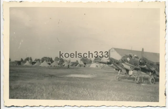Foto Junkers Ju 88 Flugzeug auf Flugplatz Grudziai Litauen Kennung Aufkl. Gr. 22
