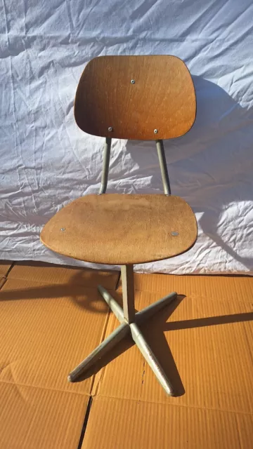 ANCIENNE PETITE CHAISE ENFANT  ATELIER MéTAL et BOIS-DESIGN INDUSTRIEL VINTAGE