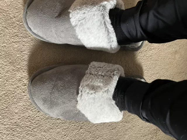 Ladies Grey Size 7 Slippers Memory Foam Well Worn In Great Condition 2