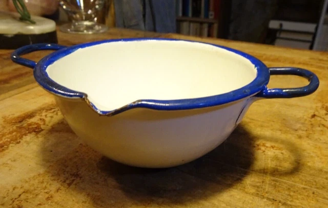 Ancien Bol à Bec Verseur En Tôle émaillée Blanche Liseré Bleu - Vintage