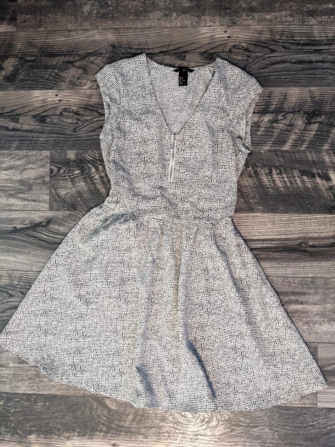 H&M White Black Zip Front Cap Sleeve Spring Skater Dress Fit & Flare Size 6 NWOT