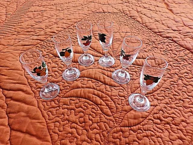 série de 6 anciens petits verres à pieds-grappes de fruits multicolores-vintage