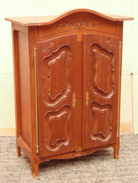 Lot de Lot de mobilier de poupée dont chaise bretonne (manque un petit Lot de Lot de mobilier de poupée dont chaise bretonne (manque un petit