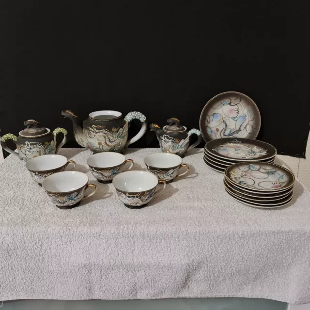 Service à thé en porcelaine fine à décor réhaussé d'un dragon - XXe