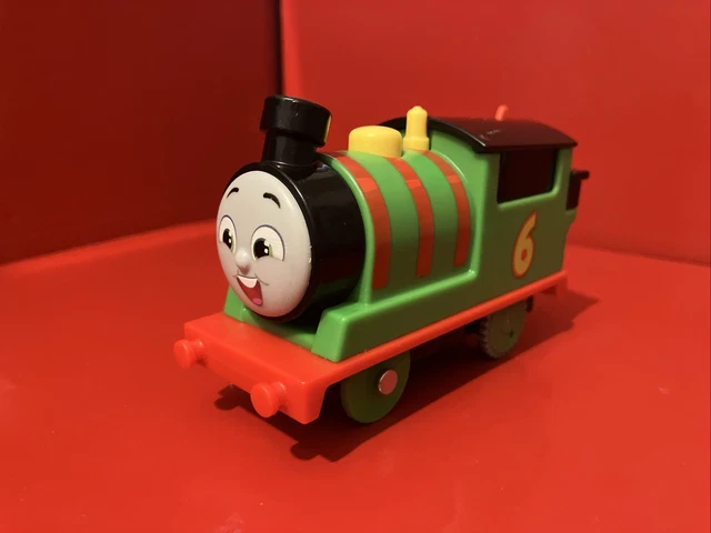 Thomas & Friends Percy Locomotive Motorisée Avec Voiture Frein Bruno – Jouet Train à Piles Pour Enfants Dès 3 Ans