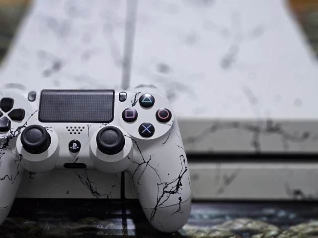 PS4 500GB Glacier white Console (PlayStation 4) With Controller