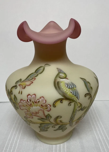 FENTON ART GLASS BURMESE Queen's BIRD OF PARADISE CONNOISSEUR COLLECTION VASE
