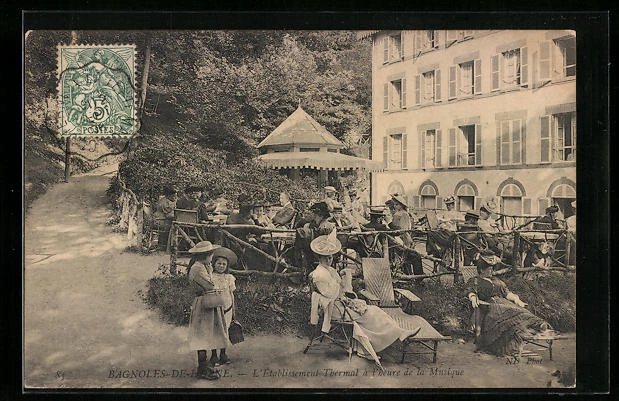 CPA Bagnoles-de-l´Orne, L´Etablissement Thermal à l´heure de la Musique