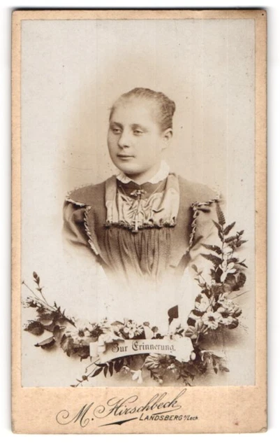 Fotografie M. Hirschbeck, Landsberg a. Lech, Junge Dame im Kleid mit Kreuzkette