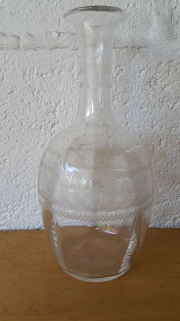Ancienne carafe en verre gravé sans bouchon
