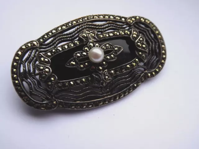 Wunderschöne Brosche mit Onyx, Markasiten und Perle, in 925 - Silber,