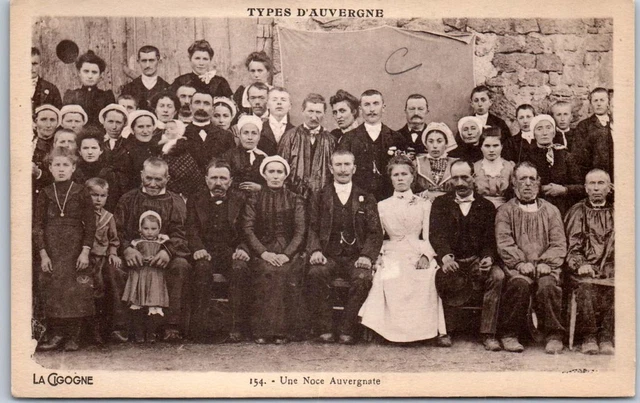 63 TYPES D'AUVERGNE  carte postale ancienne [REF 52441]