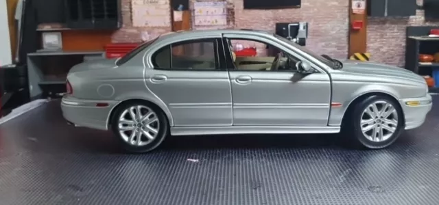 JAGUAR X TYPE SILVER 1 18 diecast model car Maisto flawed read