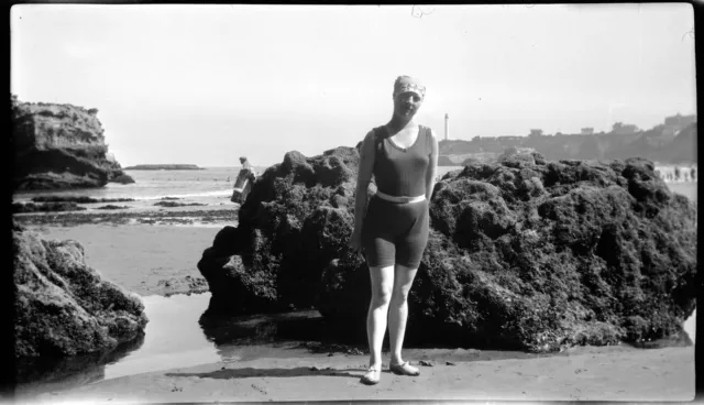 Portrait  femme debout maillot de bain plage ancien négatif photo an. 1920