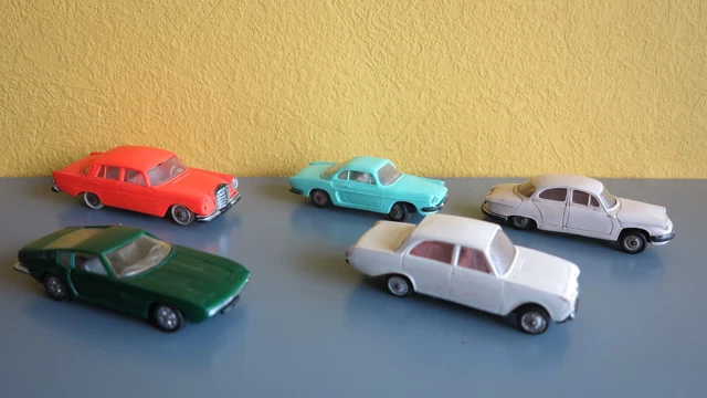 Lot De Voitures Anciennes Miniatures 1/43 - Renault 4, 2CV, Porsche 930 - Marques Solido Norev