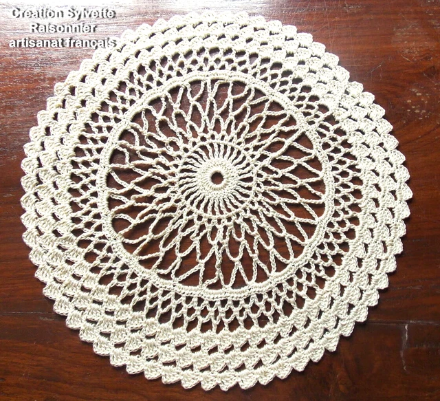 NAPPERON ROND CROCHET d'ARTCREATION SYLVETTE RAISONNIER ARTI 35