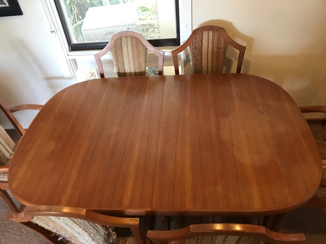 Chiswell extendable store dining table