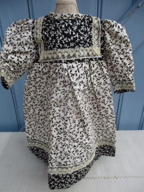 Jolie  robe pour poupée ancienne