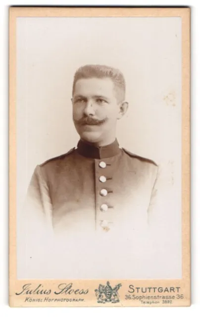 Fotografie Julius Stoess, Stuttgart, Portrait Soldat in Uniform mit Schnauzbart