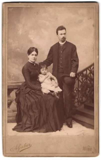 Fotografie A. Guber, Wien, Goldschmidgasse 4, Portrait bürgerliches Paar mit ei