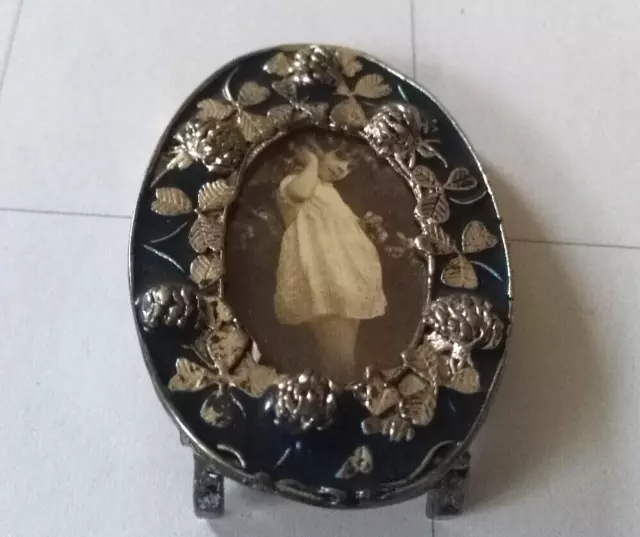 Ancien cadre photo miniature, en metal, photo enfant d origine