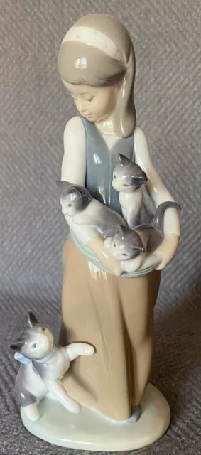 Lladro 1309 Following her cats