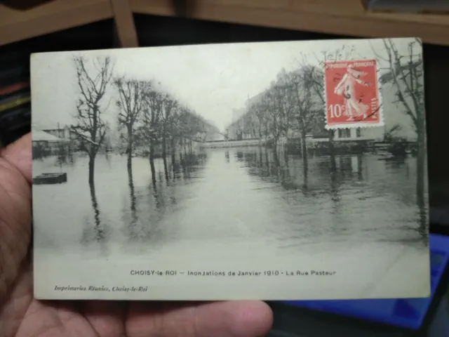 Carte postale de Choisy le Roi,innondations de 1910.la rue Pasteur.