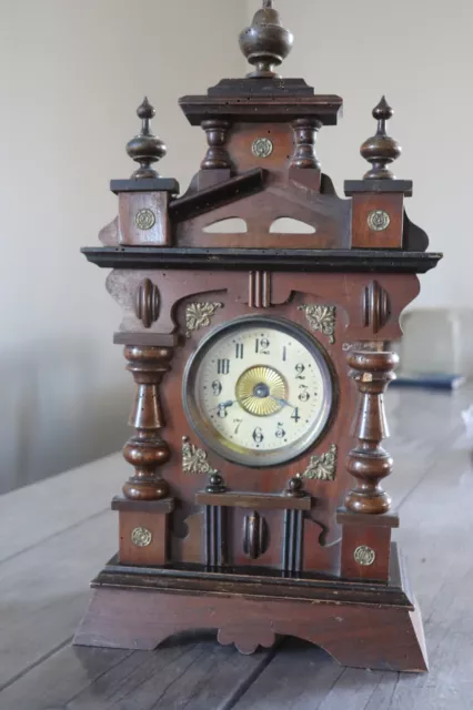 Ancienne Pendule / Horloge En Bois Boîte À Musique / non testée