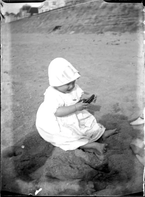 Bébé Enfant à la mer bord eau plage  négatif photo verre photo - an. 1910 20