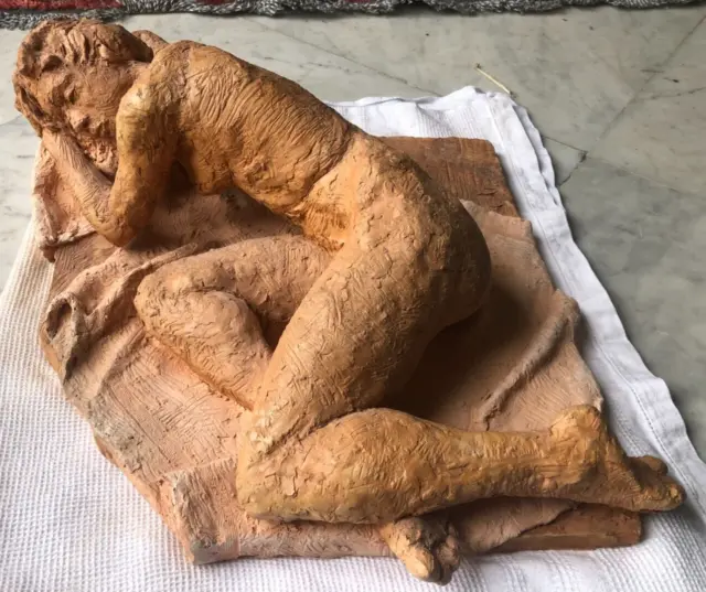 Sculpture en terre cuite " La femme nue assoupie" Zaher Massoud
