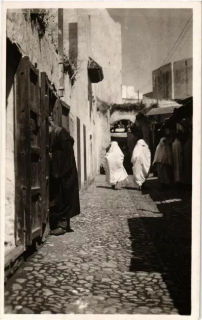 CPA AK MAROC Femmes voilées dans la rue (219830)