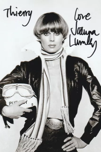 Autographe Original: JOANNA LUMLEY / " Chapeau melon et bottes de cuir ".