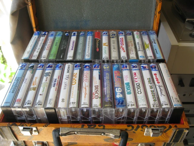 VALISE DE 32 cassettes audio issu d'ancienne discothèque EUR 35,00 ...