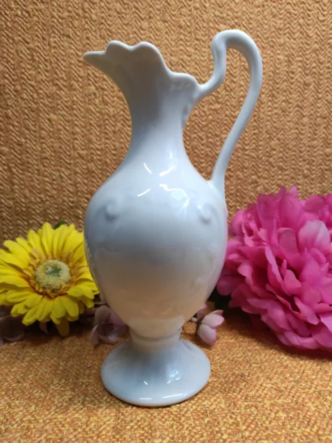 vase / cruche ancien en porcelaine de Limoges avec une anse décor en relief