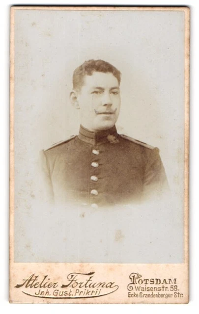 Fotografie Atelier Fortuna, Potsdam, Waisenstraße 58, Gardesoldat in Uniform