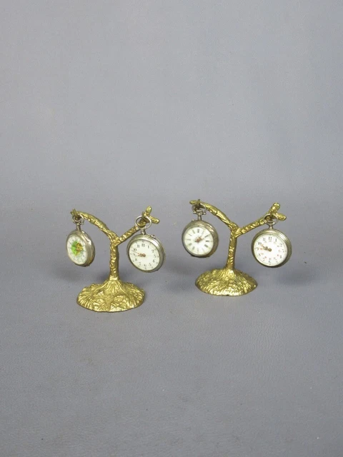 Set Di Quattro Orologi Da Taschino Con Due Piccoli Supporti A Forma Di Albero