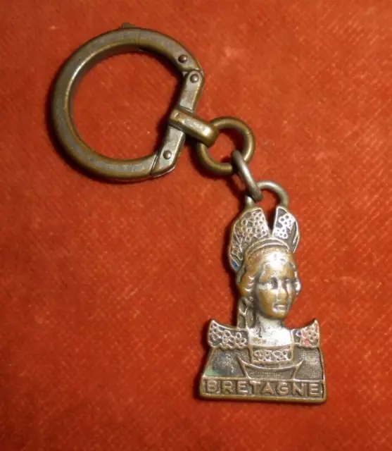 Porte-clés Key Ring métal  Bretagne en costume traditionel ( boucle Augis )