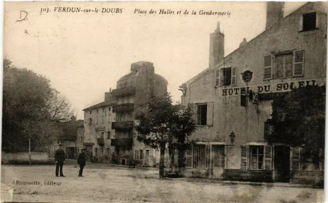 CPA VERDUN-sur-le-DOUBS - Place des Halles et de la Gendarmerie (437047)