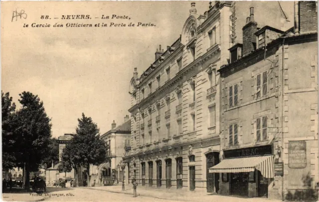 CPA NEVERS - La Poste le Cercle des Officiers et la Porte de Paris (456923)