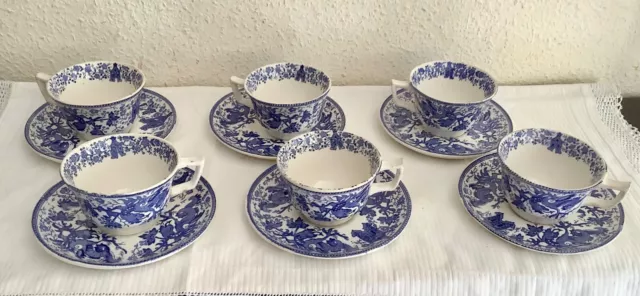 6 grandes tasses et 6 sous-tasses en faience Boch, modèle dragons