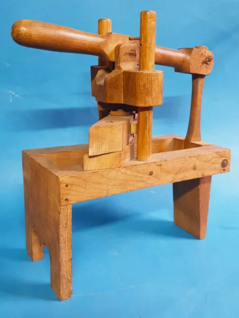 Altes Werkzeug, kleine Werkzeugmaschine (Handstanze) aus Holz, uralt