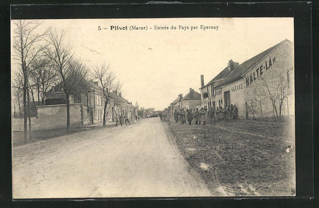 CPA Plivot, Entrée du Pays par Epernay, vue de la rue