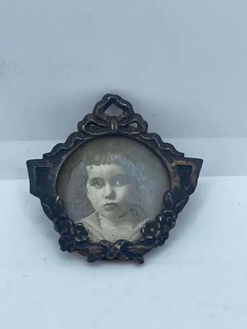 Ancienne Jolie Petite Broche Porte Photo En Metal Joli Decor Floral Et Noeud