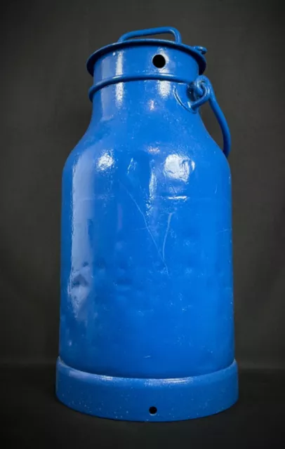 Ancien XXème très beau et grand bidon à lait 30 ou 35 L repeint en bleu