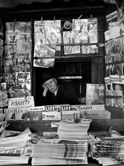 Stell-Es-Auf! Nach Vivian Maier 30x40 NYC März 1954 Schlafender Kioskbesitzer