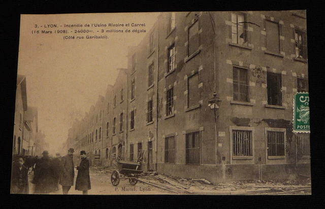 Carte postale ancienne : Lyon - Incendie de l'usine Rivoire et Carret (Côté